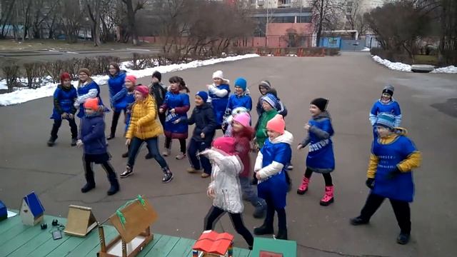 Юные волонтёры Школы № 830 вешают кормушки для птиц смотреть онлайн