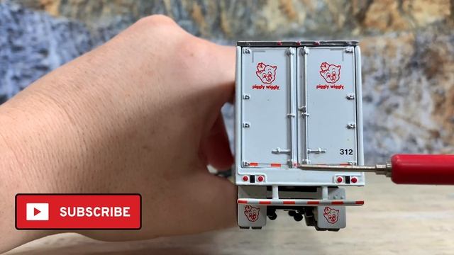 Piggly Wiggly Changed Grocery Shopping Forever + DCP 64th Scale Diecast Volvo Reefer Product Review смотреть онлайн
