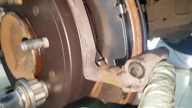 Тойота Прадо 150. Потерялась задняя тормозная колодка. Будьте бдительны?? смотреть онлайн