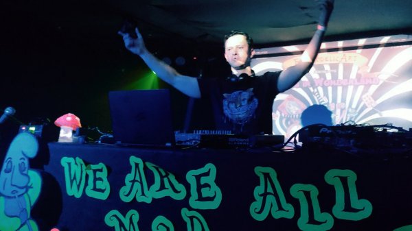 FreakodelicaRt: Alice in Wonderland, part 13, Groove Gadget - "No Shackles», performed by AQuad