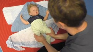 Коррекция позы «лягушки»: «индийские штанишки» из платка