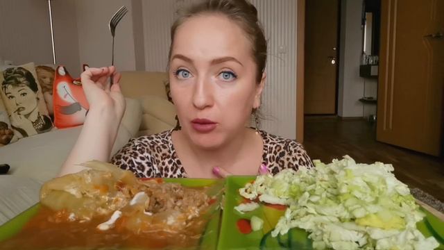 Мукбанг / ВИРТУАЛЬНЫЕ отношения 4 года / муж ИЗМЕНЯЛ 14 лет / ГОЛУБЦЫ и салат смотреть онлайн