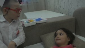 Для детей про доктора Дети играют в доктора Делаем цветные уколы