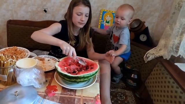 Baby eats watermelon for the first time?\\\\ Малыш впервые ест арбуз? смотреть онлайн
