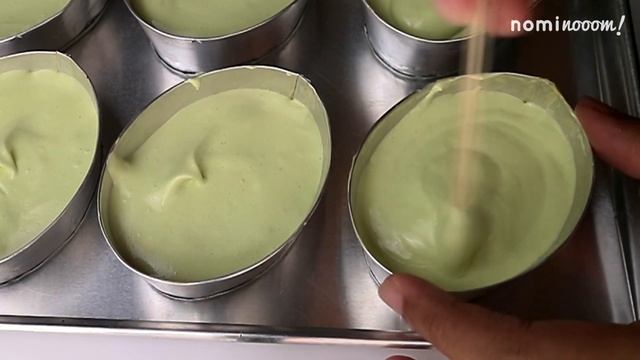 BOLU KUKUS PANDAN LEMBUT DISIRAM SAUS SANTAN GURIH // PANDAN STEAMED CAKE WITH COCONUT MILK SAUCE смотреть онлайн