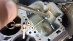 замена иглы в поплавковой камере карбюратора и установка зазора поплавка и крышки карбюратора .