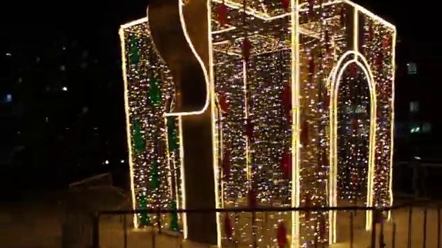 Гигантский новогодний подарок зажгли в Сыктывкаре смотреть онлайн