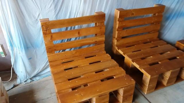 Угловой диван из поддонов с тканью и полкой под TV от мастерской Kingpallet смотреть онлайн