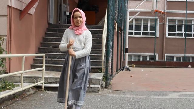 GÜZEL GÖREN GÜZEL DÜŞÜNÜR смотреть онлайн