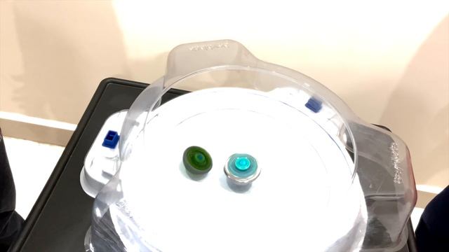 Epic Beyblade Battle - Poison Serpent vs Infinity Nado Auldey смотреть онлайн