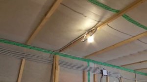 Как выровнять обрешетку под имитацию бруса на потолке.