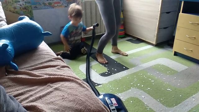 ?Мотивация на уборку? Уборка с детьми ??? Танцы от мамы ? Дети пылесосят? смотреть онлайн