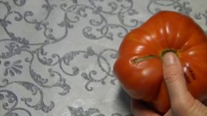 Томат Красный слон. Поближе посмотрим на созревший помидор.