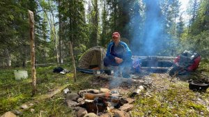 ОДИНОЧНЫЙ ПОХОД В ТАЙГУ К ДИКИМ ОЗЁРАМ. РЫБЫ СТОЛЬКО ЧТО ПРИХОДИТСЯ ОТПУСКАТЬ в ручейке по колено.