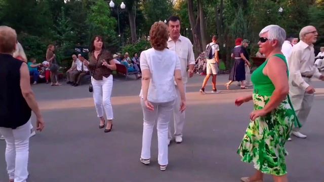 ТОПОЛЯ, ТОПОЛЯ ВСЕ В ПУХУ! СЧАСТЛИВЫЕ МОМЕНТЫ ИЗ ПАРКА ГОРЬКОГО ХАРЬКОВ ТАНЦЫ смотреть онлайн