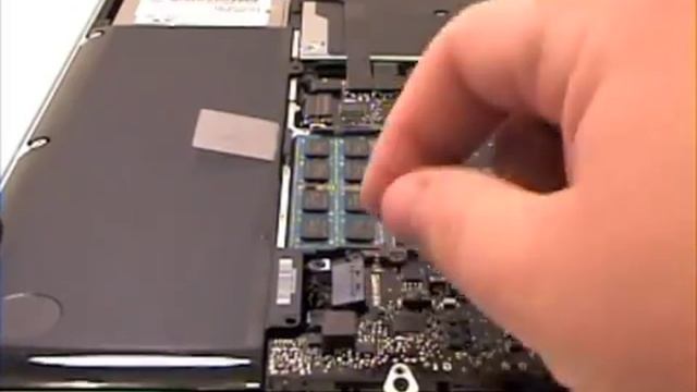 How to Remove the Macbook Pro 13 Inch Hard Drive смотреть онлайн