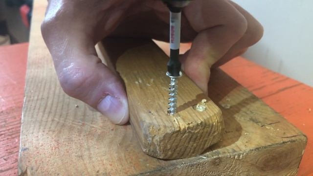 Как закрутить саморез в край доски и не расколоть ее. Лайфхак с шуруповертом смотреть онлайн