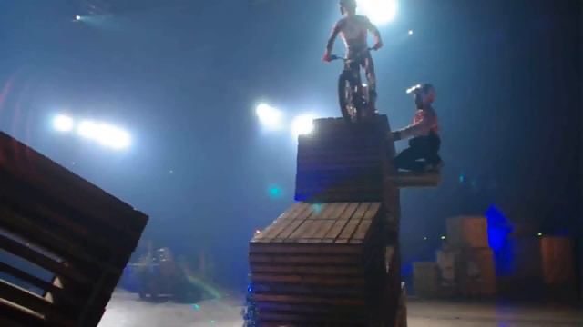 MOTO TRIAL ADAM RAGA TRIAL INDOOR INTERNATIONAL DIJON 2013 (Clip) смотреть онлайн