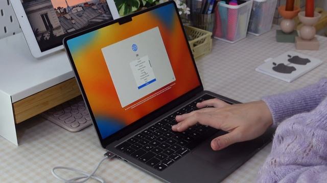 macbook air m2 (space gray) unboxing ? | aesthetic setup ?️ customizing & accessories смотреть онлайн