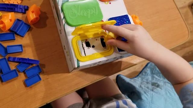 Игра цвет и форма, крышки от влажных салфеток.05.09.2020 смотреть онлайн