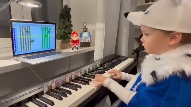 SOFT MOZART Winter Recital 2022-2023 Michael (4) plays: Чайковский «Вальс цветов» двумя руками смотреть онлайн