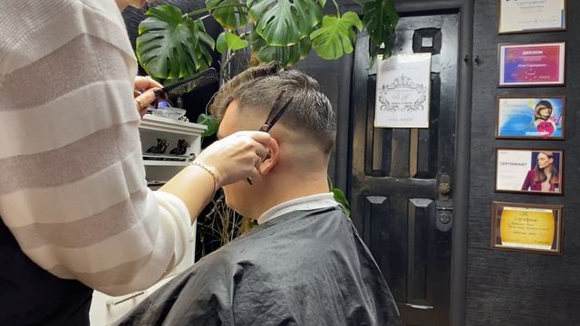 МУЖСКАЯ СТРИЖКА ВОЛНИСТЫХ ВОЛОС С ДЫМЧАТЫМ ПЕРЕХОДОМ смотреть онлайн