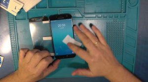 Установка защитного стекла на смартфон.