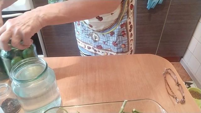 Засолка огурцов. Окончание в следующем видео. смотреть онлайн