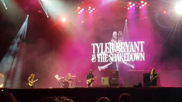 Tyler Bryant & The Shakedown - live смотреть онлайн