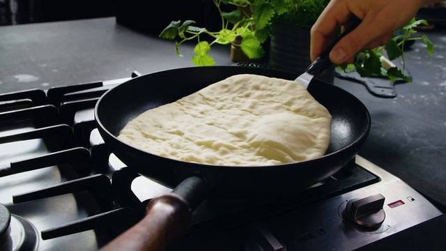 Pan Pizza Mit Kräuterseitlingen Und Französischem Ziegenkäse