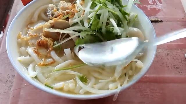 Едим во Вьетнамской кафе на улице. Еда Нячанг