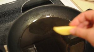 Правильно нагреть масло на сковороде.