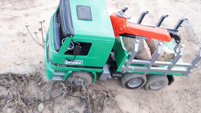 BRUDER Truck "Rocks transportation" Part 2/ BRUDER Грузовик 2 часть Перевозка камней смотреть онлайн