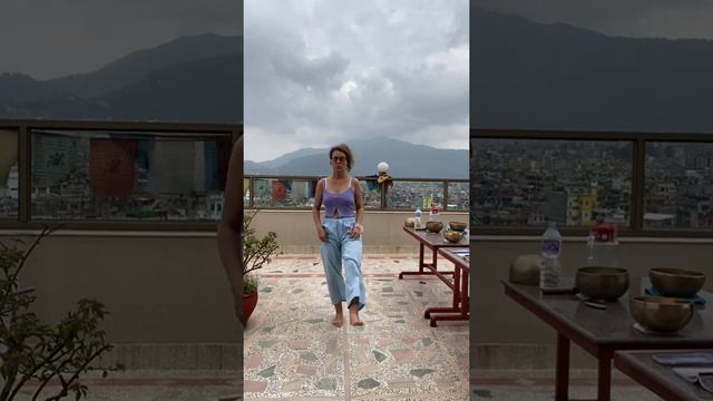 Упражнение «выброс ноги».меняем диван на Здоровую жизнь ! смотреть онлайн