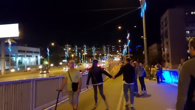 Пешком по Макаровскому мосту иду на салют в гордом одиночестве Екатеринбург День города 19.08.2023 смотреть онлайн