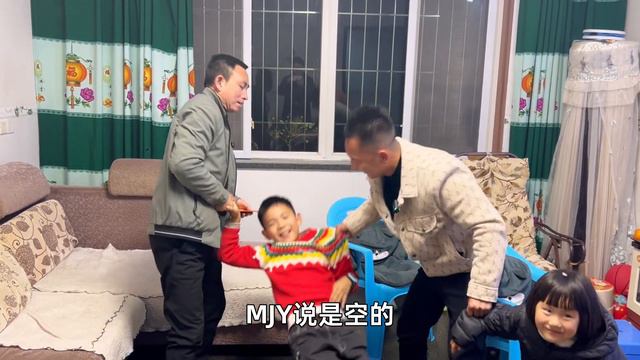 小伙一家给老丈人拜年，拿着盆磕头领红包，把心意都给弟妹真暖心 смотреть онлайн