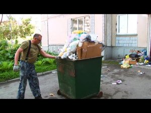 Кто должен выкатывать контейнеры из мусорных камер? ("Будни", 16.10.23г., Бийское телевидение)