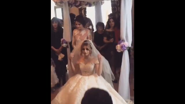 Брат надевает туфельки невесте / Армянская традиционная свадьба в Ереване 2018 смотреть онлайн