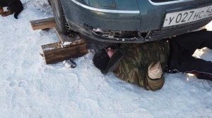 Как открутить верхний болт стартера ФОЛЬКСВАГЕН пассат? спец ключ своими руками! [около вездехода]