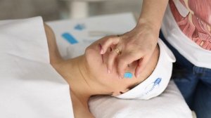 Аппликация на область гусиных лапок. Эстетическое тейпирование. Специалист: Вера Соболевская.