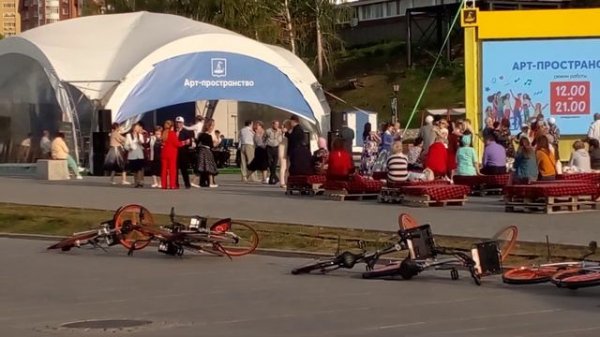 Городской духовой оркестр на набережной Старый клен