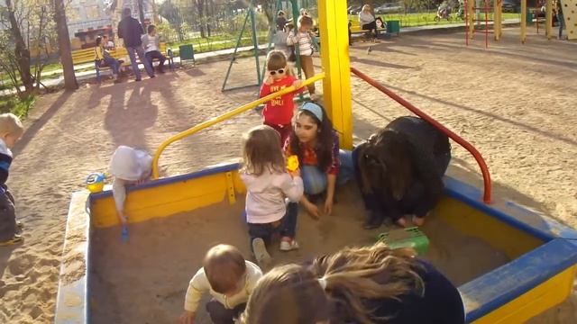 Денис играет в песочнице 1 год 3 мес смотреть онлайн