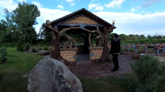 Беседка на даче. водоём. мостик из цемента. с кованными перилами. смотреть онлайн