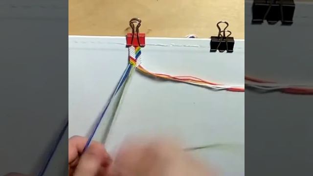 ТУТОРИАЛ. Как я плету фенечку радужные стрелочки с белым фоном. #плетение #фенечка #ускоренноевидео смотреть онлайн