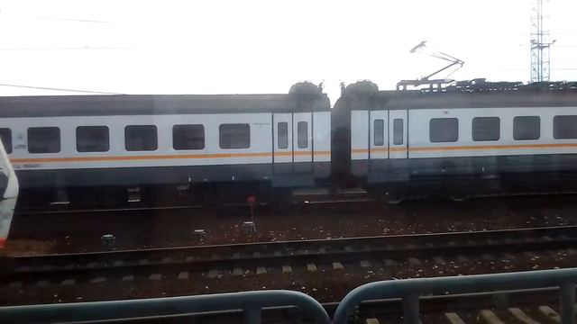 Встреча ЭД4М и ЭП2Д вблизи Киевского вокзала. смотреть онлайн