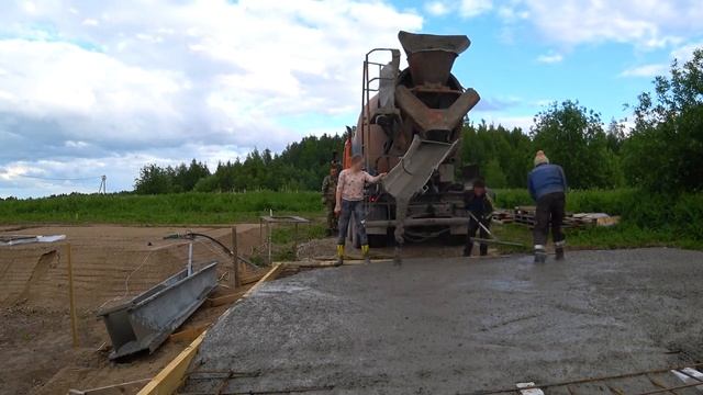 Фундамент монолитная плита под гараж. Заливаем бетон. The Foundation Is A Monolithic Slab.