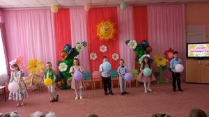 Вход детей на выпускной "Шарик с мечтами" старшая группа "Звёздочка"