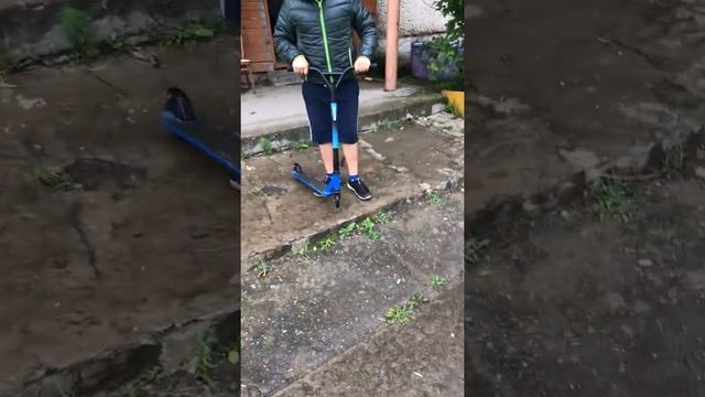 ПРОСТЫЕ ТРЮКИ НА САМОКАТЕ смотреть онлайн