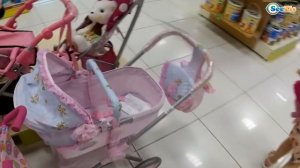 Едем в Магазин Игрушек Покупаем Коляску для Куклы / Видео для Детей
