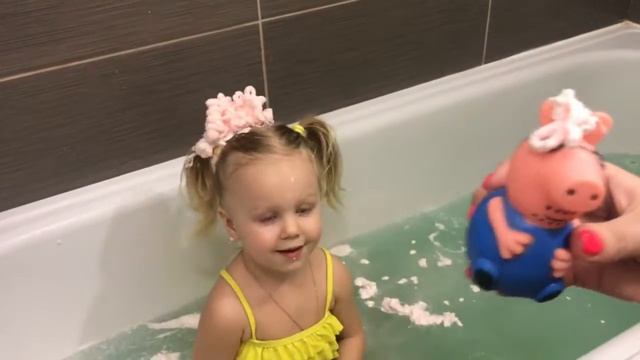 VLOG/Купаемся с Баффи (Baffy) / Кристаллы с треском / Розовая пена / Мыльные фигурки смотреть онлайн